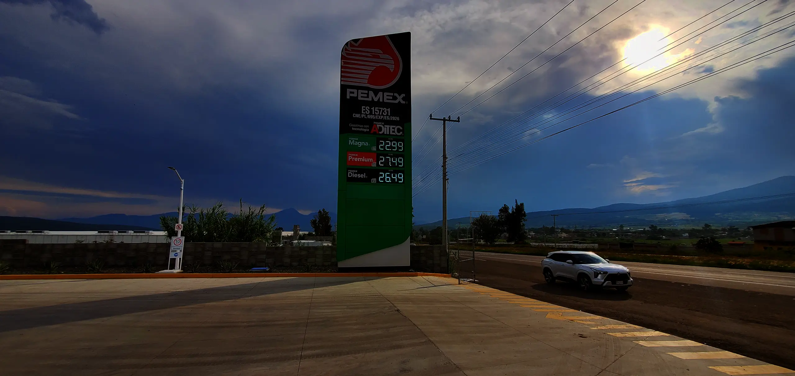 Acceso a FamOrfe desde la carretera Morelia–Pátzcuaro al atardecer