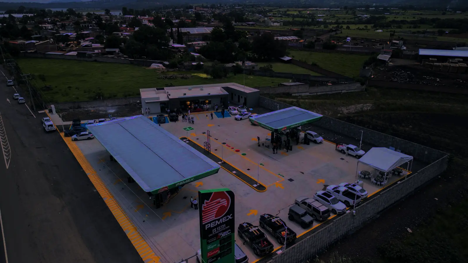 Vista aérea nocturna de la estación FamOrfe